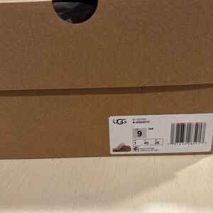 US Women’s Size 9 Ugg slippers Disquette

Brand new
